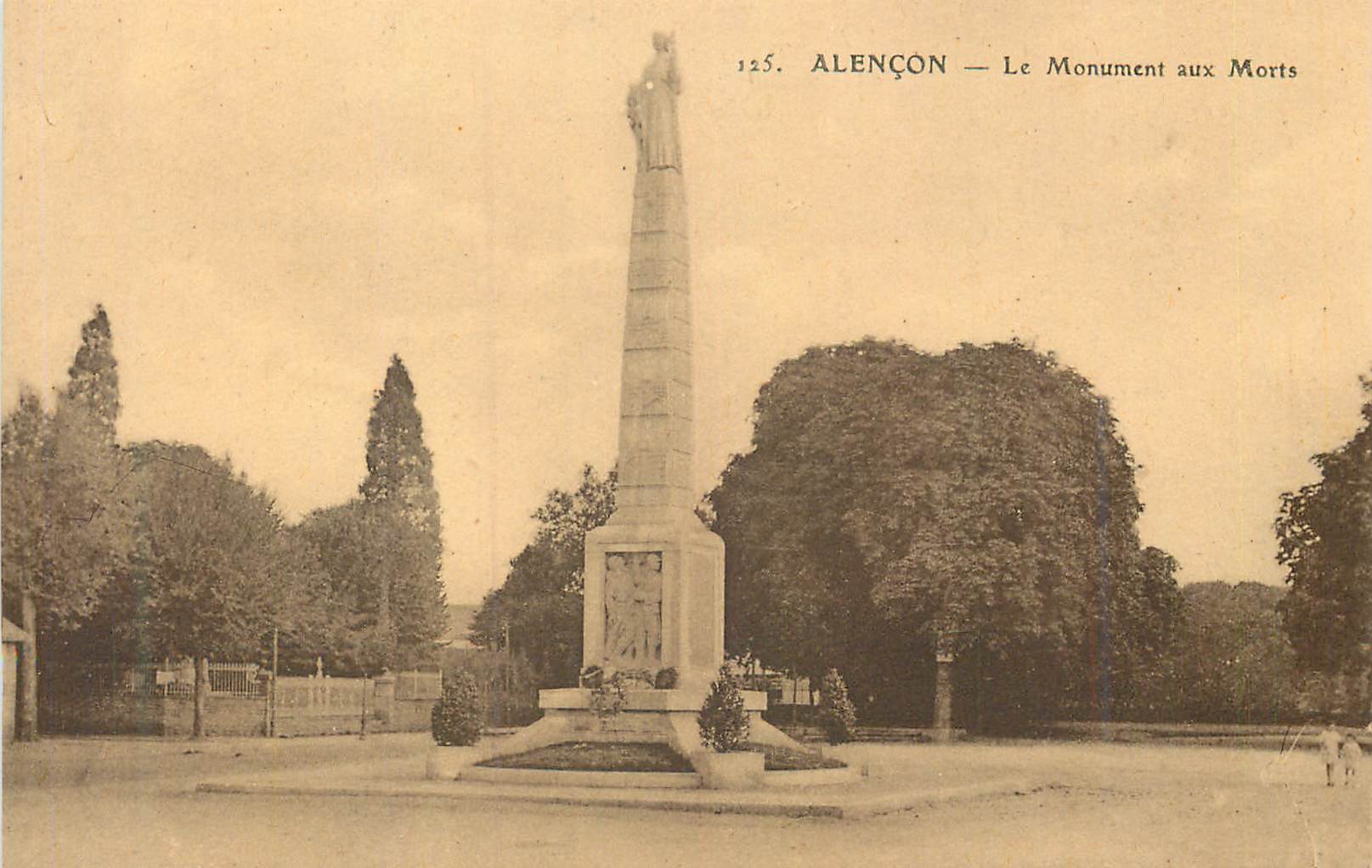 CPA Alencon Le Monument aux Morts Militaria